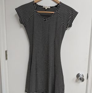 ☀️ PRIM ROSE Black and White striped v-nec…